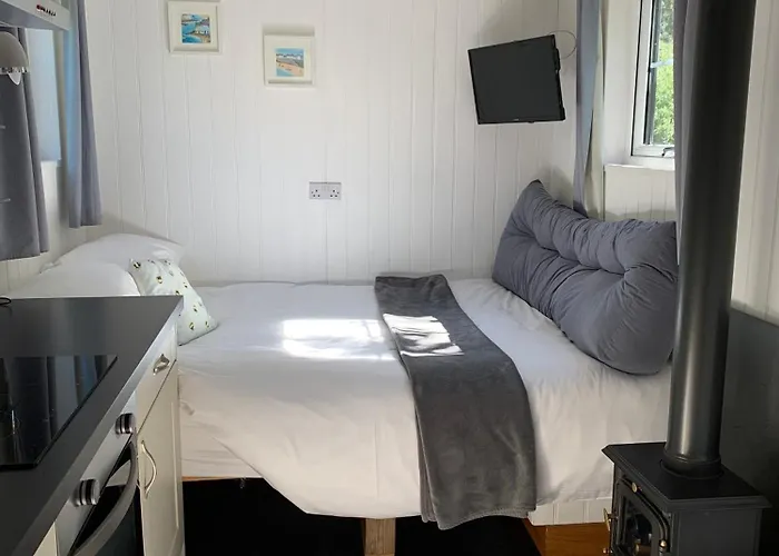 Tides Reach, Deluxe Shepherds Hut 1, 100M From The Beach