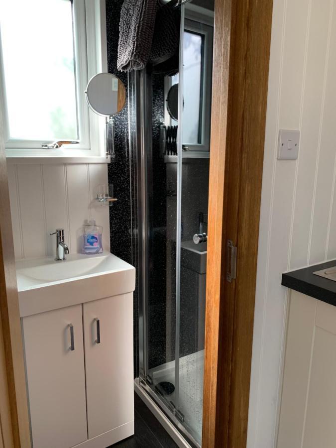 Tides Reach, Deluxe Shepherds Hut 1, 100m From The Saint Merryn