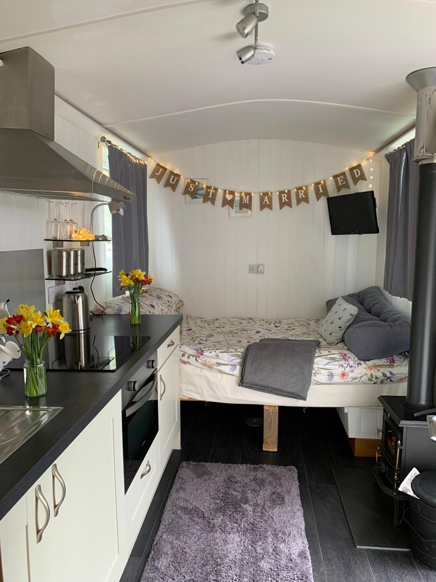 Tides Reach, Deluxe Shepherds Hut 1, 100m From The Campsite *
