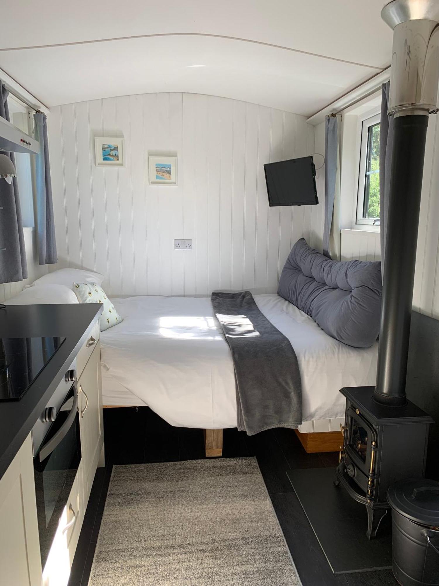 Tides Reach, Deluxe Shepherds Hut 1, 100m From The Campsite