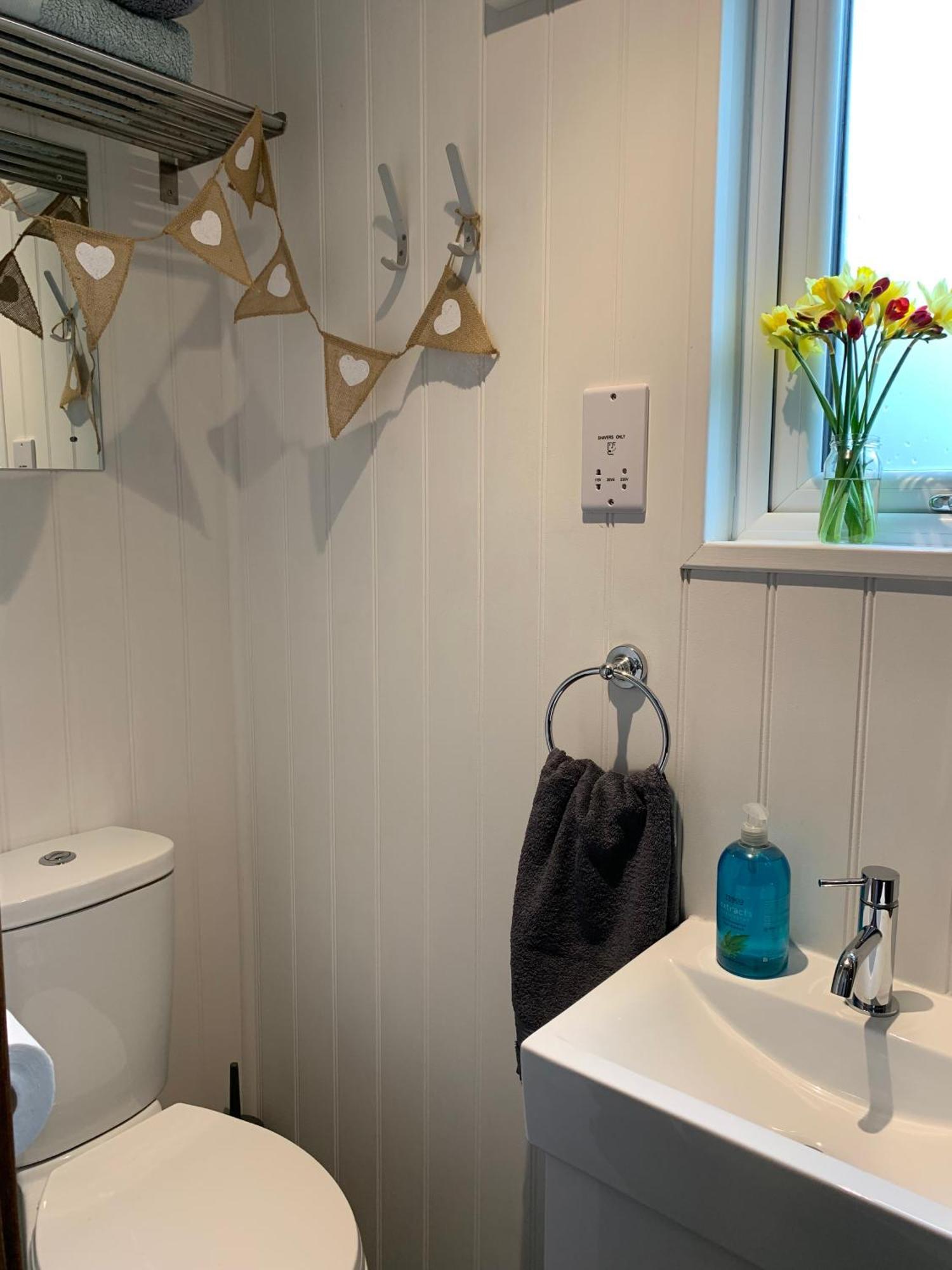 Campsite Tides Reach, Deluxe Shepherds Hut 1, 100m From The Saint Merryn